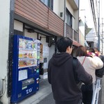 からみそラーメン ふくろう - 私の前に7人の外待ちだ