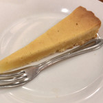 プチ・フルール - デザートのベイクドチーズケーキ(牛肉100%ハンバーグステーキチーズ焼きデミグラスソース)