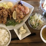 うみねこ食堂 - ハーフコンビ定食。
                                エビマヨ+からあげ。990円
                                
                                