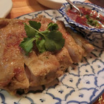 Roddhi - ガイヤーン(800円)はタイの焼き鶏で、イサーン地方の伝統料理。一晩タレに漬け込んだ鶏肉を炭火でじっくりと焼いていて香辛料が効いて旨〜☆彡
