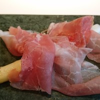 フィオッキ - コンフィしたアスパラを包みこむパルマハム。