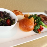 展望レストラン LAPUTA - ランチプレート(１６２０円)お肉バージョンのハンバーグ