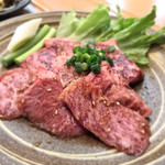 焼肉金金 - 中とろロース。通好みのお肉。ダイナミックな肉味と脂味の両方味わえる。焼き方で印象が全く変わるので要注意。