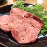 焼肉金金 - 上黒タン。大人気メニュー。運が良ければあり付ける⁉︎ しっとり舌触りと張りのある肉質。