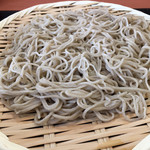 手打ちそば 都麦 - 蕎麦は細め、手作り感があり味がある