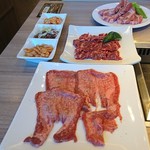 焼肉だいじゅ園 - 大樹園のタン880円、サガリ740円、特選厚切ラム塩焼850円、ホルモン3点盛700円(全て税別)