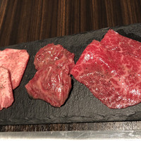 焼肉うしごろ 銀座並木通り店 - 左からタン元、ハラミ、シンシン
