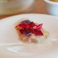 ピエール - 塩トマト、水牛モッツァレッラ、山菜、ヒヨコ豆、明日葉