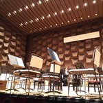 旧ホールの形状を受け継ぐ。ステージ、観客席とも、広くなった。席数は2700席のまま。