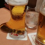 ザ・キッチン　銀座ライオン - ブーツジョッキと中ジョッキの比較です