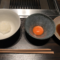 焼肉うしごろ 銀座並木通り店 - ザブトンのすき焼きはご飯を巻いていただきます。