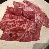 焼肉うしごろ 銀座並木通り店 - 手前からザブトン、内モモ、リブかぶり