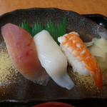 味のまるまつ - お寿司は3貫