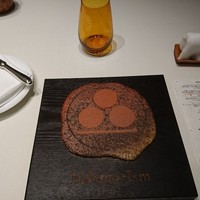 ナベノ-イズム - 渡辺星と呼ばれるシェフの家紋のプレート。