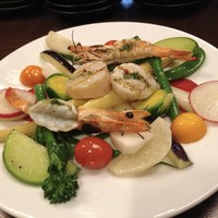 カーサ M - これまたボリューム満点のサラダ‼️魚介たっぷり入ってて満足〜•ू(ᵒ̴̶̷ωᵒ̴̶̷*•ू) ​ )੭ु⁾ 