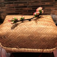 日本料理 つるま - 木瓜（ボケ）の花をあしらった竹籠に八寸