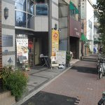 アジアンスパイスダイニング - お店は駅前明治通り沿い