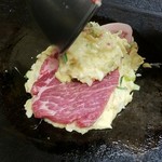 お好み焼 千草 - 分厚い豚ロースを生地でサンドします