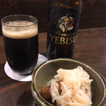 鶏's - 鶏's(エビス黒、お通しのおでん)