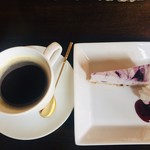 RED UP - セットのコーヒーとブルーベリーチーズケーキ