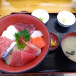 小川港魚河岸食堂 - 海鮮丼の全容