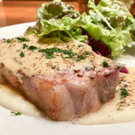 Aux delices de dodine - 豚ロースのグリル マスタードソース＋グリーンサラダ（税込1,000円）