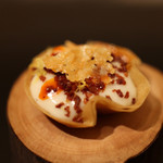 祇園 呂色 - パートブリックをピザに見立てて玉ねぎのピューレ 生ハム パルメザンチーズ