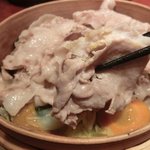 ジビエ料理 あまからくまから - 「佐助豚といろいろ野菜の蒸ししゃぶ」：佐助豚の上品な旨みと脂身が溶け出し、野菜の旨みをも引き出す