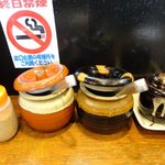 麺堂　香 - 左からすりゴマ、辛子高菜、紅ショウガ、ニンニク（クラッシャーでつぶしてね）。