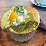 カフェカモット - 宇治抹茶スフレ600円+栗50円
      ※写真は+抹茶スフレに50円で栗を乗せてます｡