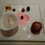 The Song of India - 左はアイス（ジェットフルーツとか説明を受けました）、右はビーツのケーキ。