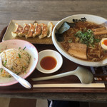 無尽蔵 - 鶏ガラ醤油ラーメン・ミニチャーハン・餃子 1310円