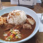 ツバキ - 色々コンディメントが入ってる特製チキンカレー