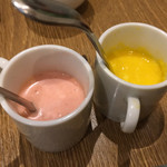 自然の薬箱 カフェ＆キッチン - ドレッシングも２種類。右：人参とリンゴ、左：苺。苺は驚きのうまさです。