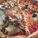 PIZZERIA La locanda del pittoria - ピットーレ(左)とマルゲリータ(右)の
                        ハーフ & ハーフ。