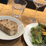 フジマル食堂 - ランチのサラダ、パン グラスワイン