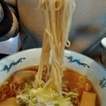 しな喜 - 加水低めの中細縮れ麺