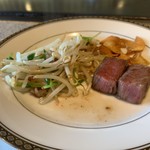 宮崎牛のシャロン - 牛脂とともに炒めた野菜はとても風味豊か