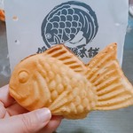 鳴門鯛焼本舗 - 活きがよさそう。紙袋の穴