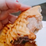 鳴門鯛焼本舗 - 上手く割れませんでした。中身はさくら餡