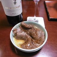 モリタ屋 木屋町店 - 1枚目のお肉、赤ボトルワイン