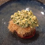 サラマンジェ ド ヨシノ - カリカリのカダイフに包まれた太刀魚　クロシビカマスのフレークのソースがかかっています