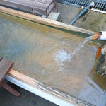 Nigorigo Onsen Asahisou - 濁河温泉の足湯。動脈硬化や切り傷に効く硫酸塩泉で、鉄のような匂いあり。赤茶の着色が強めに見られる