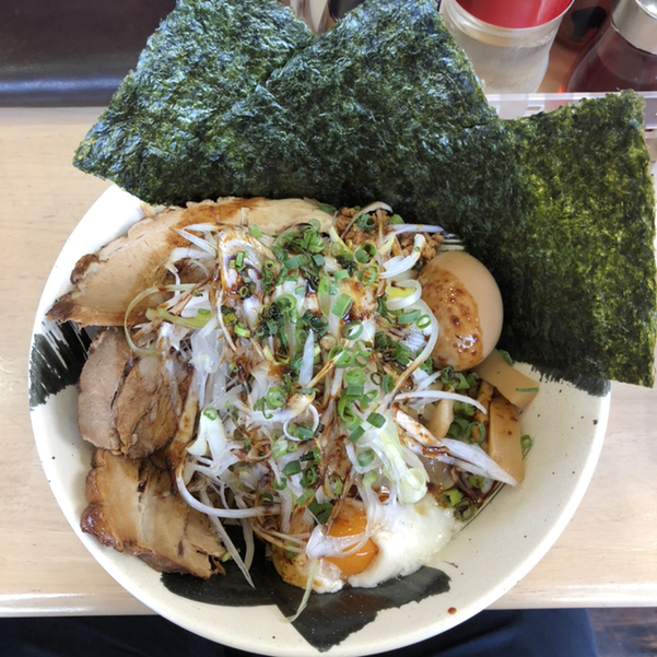 麺 自家製麺 麺でる川崎店808ism」！極太麺の食感が強烈…こだわり
