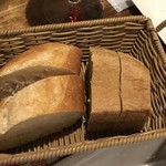 ル・マルカッサン - 自家製クルミのパンとフランスパン