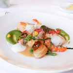 シュマン - 活オマール海老のポアレと車海老ソーセージ、グリーンピースソース