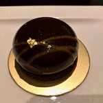 Regent Taipei - 此方で「ベストの美味しさ！」と私が勝手に決めているケーキ。
            とろけるようなビター感が濃厚な甘みを醸し出す。。。