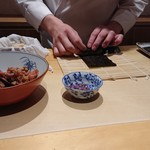 銀座 しのはら - 大将が巻いてる