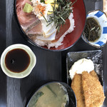Umi No Megumi Minato Machi Ten - 漁師飯と魚フライ定食  ¥1,050-