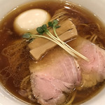 らぁ麺やまぐち - 豚のチャーシューに味玉とシンプルにいただきます！！